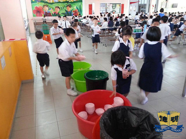 明德正校学生在食堂的情景1
