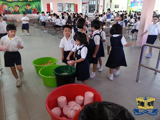 明德正校学生在食堂的情景7
