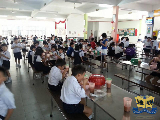 明德正校学生在食堂的情景8