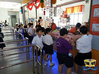 明德正校学生在食堂的情景10