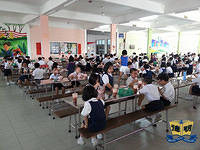 明德正校学生在食堂的情景11
