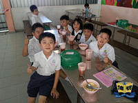 明德正校学生在食堂的情景12