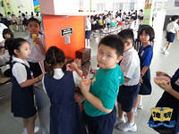 明德正校学生在食堂的情景3