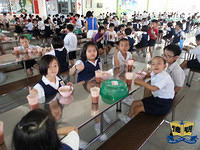 明德正校学生在食堂的情景5