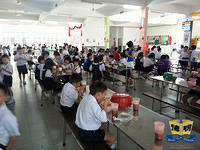 明德正校学生在食堂的情景8