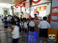 明德正校学生在食堂的情景9